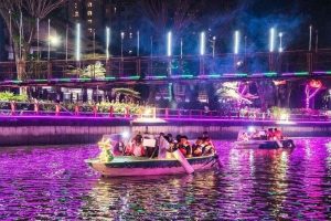 Wisata Perahu Kalimas di Tengah Kota Surabaya